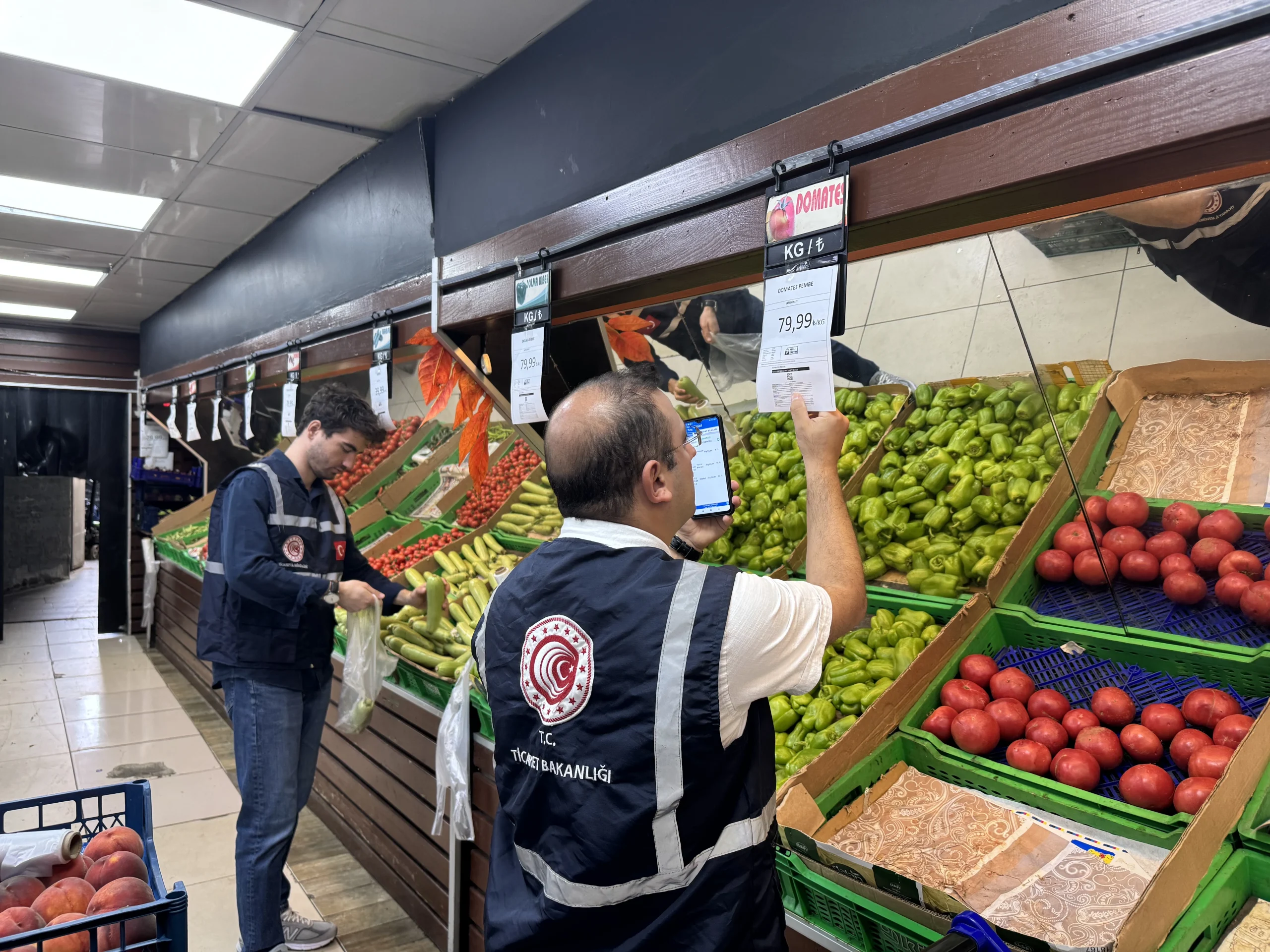 Ticaret Bakanlığı ekipleri İstanbul’da market, restoran ve kırtasiyelere yönelik denetimlerde