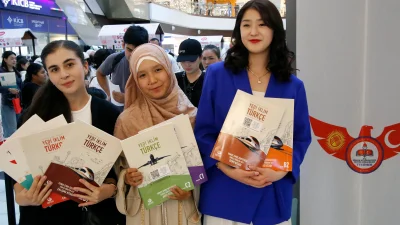 Bişkek’te düzenlenen etkinlikte Türkiye Türkçesi Eğitim Merkezi tanıtılırken, ziyaretçiler Türk