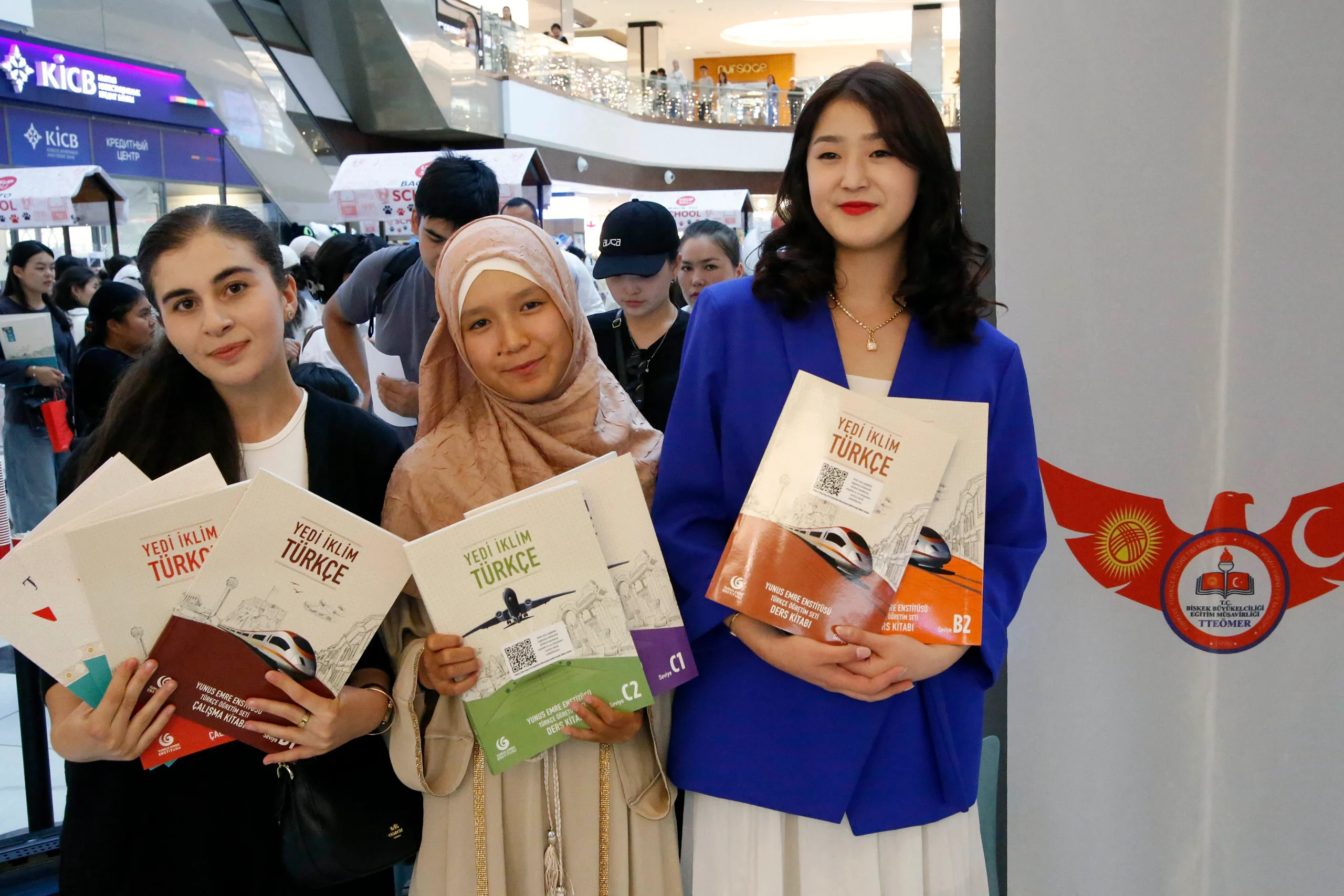 Bişkek’te düzenlenen etkinlikte Türkiye Türkçesi Eğitim Merkezi tanıtılırken, ziyaretçiler Türk