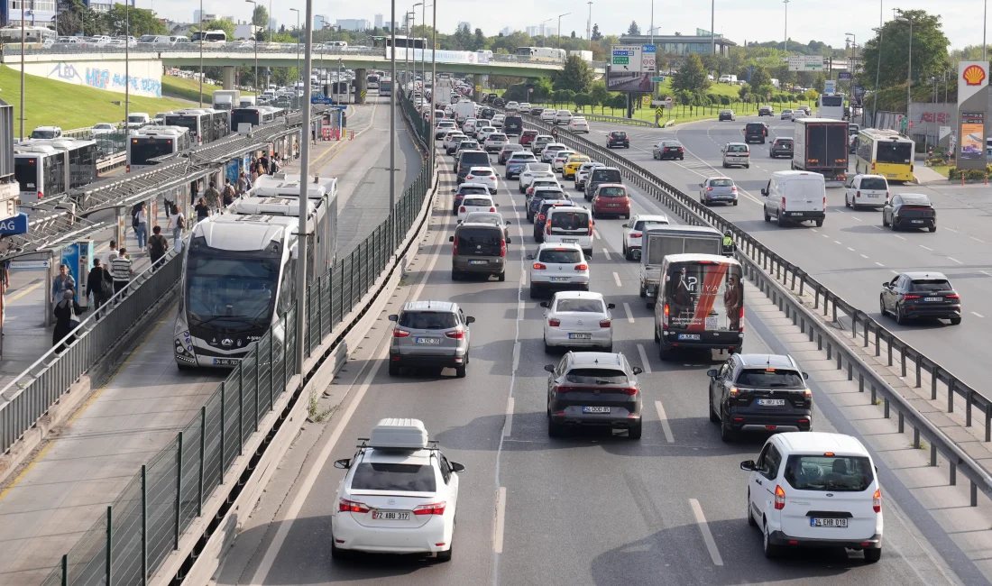 İstanbul’da Cuma Yoğunluğu: Trafik Yüzde 74’e Çıktı Haftanın son iş gününde İstanbul’da trafik yoğunluğu yüzde 74’e kadar