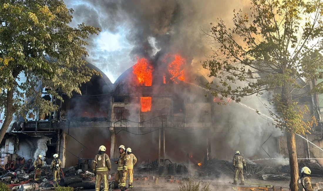 Bağcılar’daki İSTOÇ Ticaret Merkezi’nde başlayan yangın, kısa sürede çevredeki iş