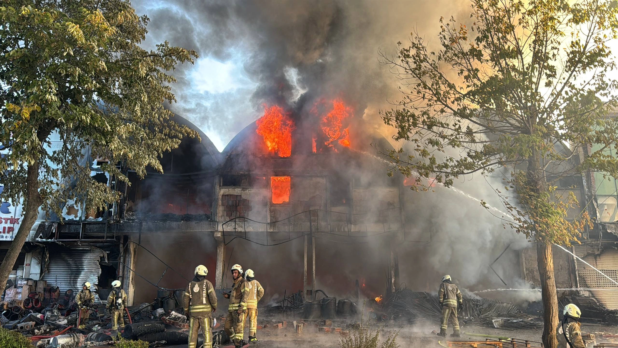 Bağcılar’daki İSTOÇ Ticaret Merkezi’nde başlayan yangın, kısa sürede çevredeki iş