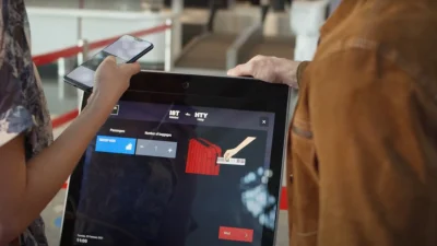 Akıllı Havalimanı Teknolojileri Yolcu İşlemlerini Yüzde 40 Hızlandırıyor Türk mühendislerce geliştirilen akıllı havalimanı sistemleri, operasyonları hızlandırırken yolcu memnuniyetini