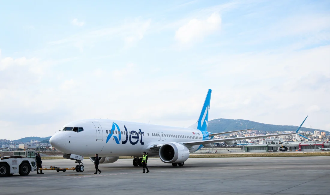 AJet’in Beşinci Boeing 737-8 MAX Uçağı İstanbul’a İndi AJet’in TC-OHE tescilli Boeing 737-8 MAX tipi uçağı ABD’den 13