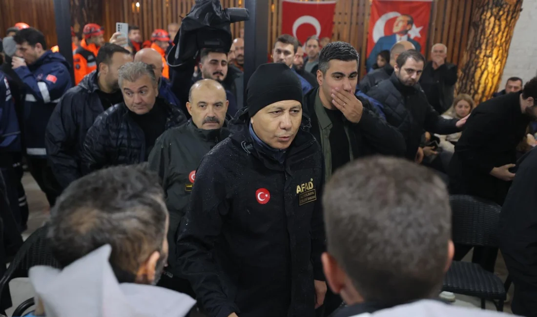 İçişleri Bakanı Ali Yerlikaya, Balıkesir Sındırgı’daki deprem sonrası incelemelerde bulundu,