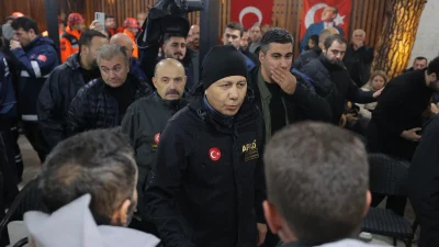 İçişleri Bakanı Ali Yerlikaya, Balıkesir Sındırgı’daki deprem sonrası incelemelerde bulundu,