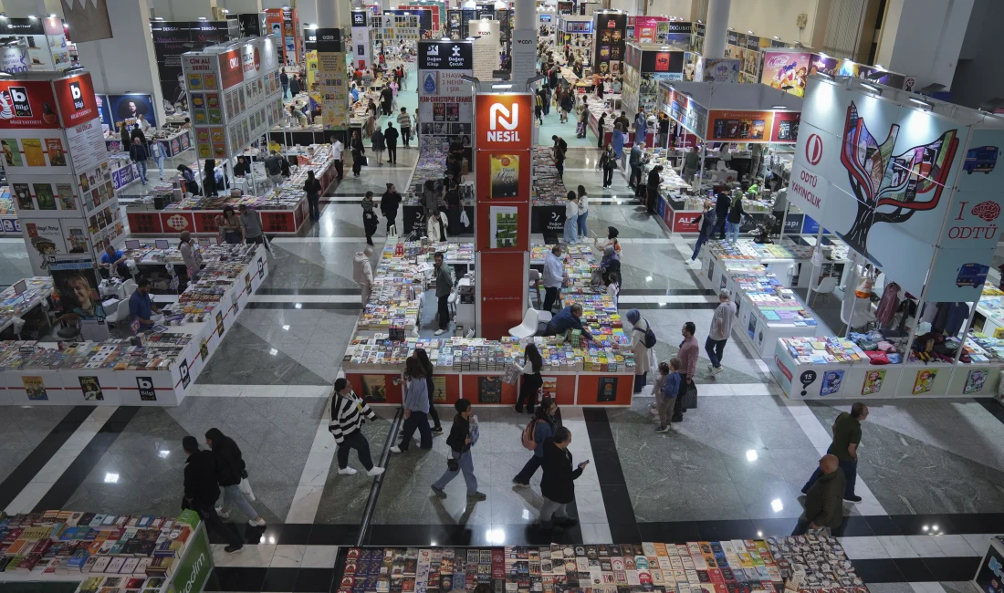 Ankara Kitap Fuarı'nın üçüncü gününde ATO Congresium kitapseverlerle doldu taştı.