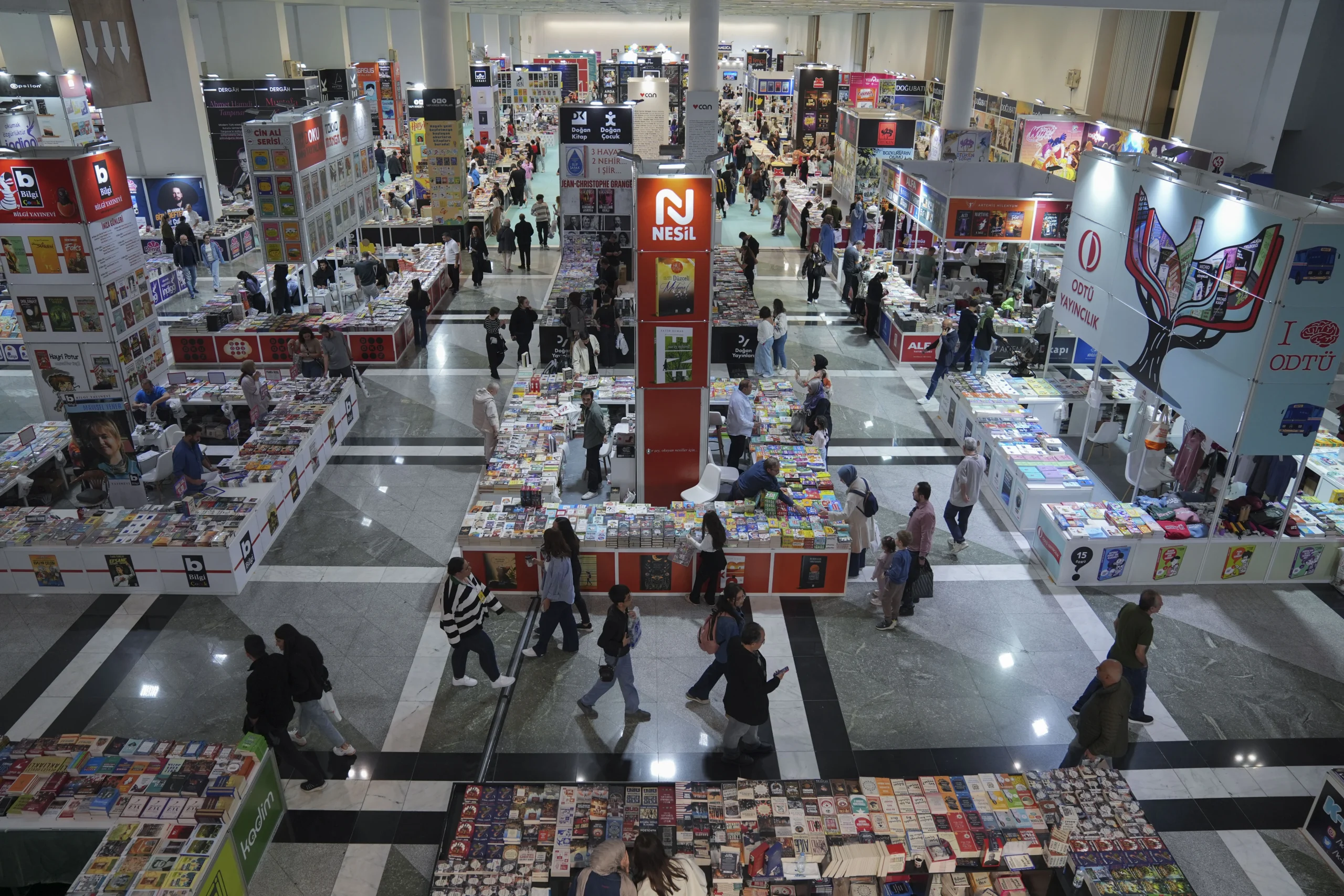 Ankara Kitap Fuarı'nın üçüncü gününde ATO Congresium kitapseverlerle doldu taştı.