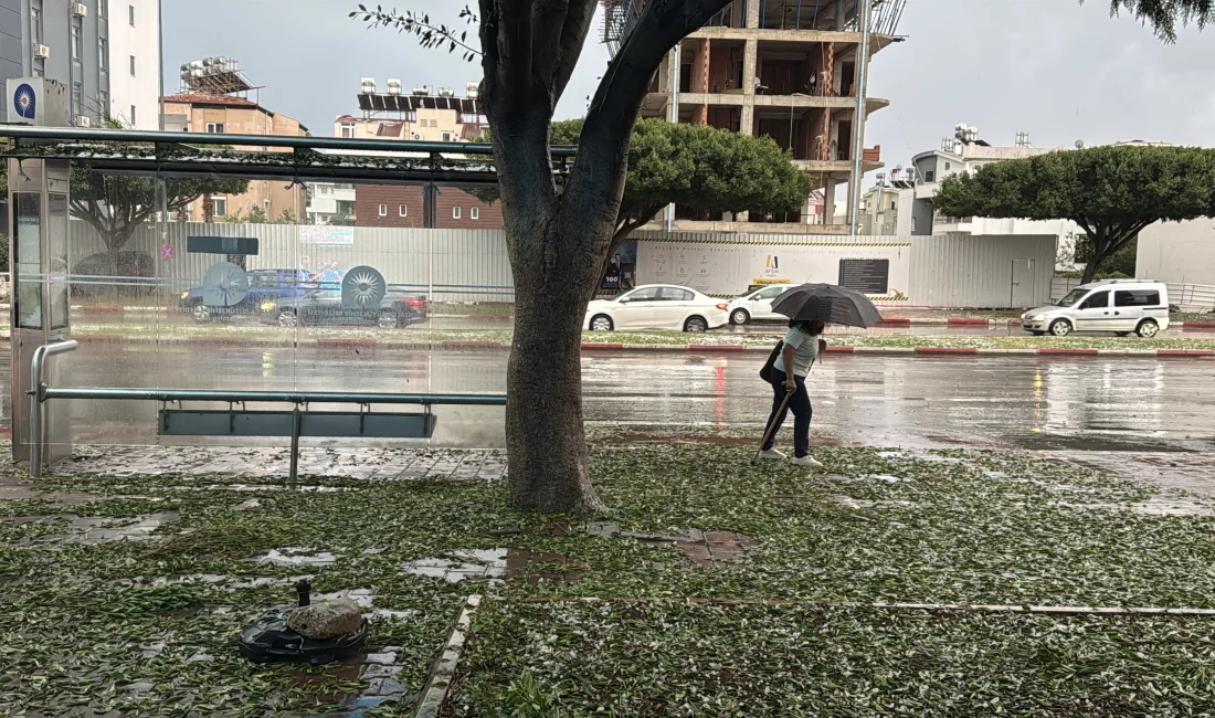 Antalya’da akşam saatlerinde etkili olan sağanak ve dolu, ulaşımı aksattı,