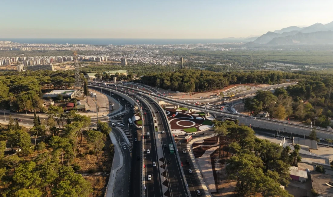 Bakan Uraloğlu, Antalya’da farklı seviyeli kavşaklar ve bölünmüş yollarla ulaşımda