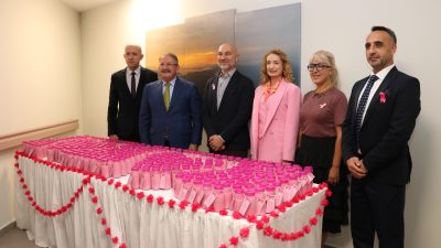 Antalya Şehir Hastanesi’nde düzenlenen etkinlikte, sağlıklı yaşam alışkanlıklarıyla meme kanseri