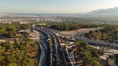 Bakan Uraloğlu, Antalya’da farklı seviyeli kavşaklar ve bölünmüş yollarla ulaşımda