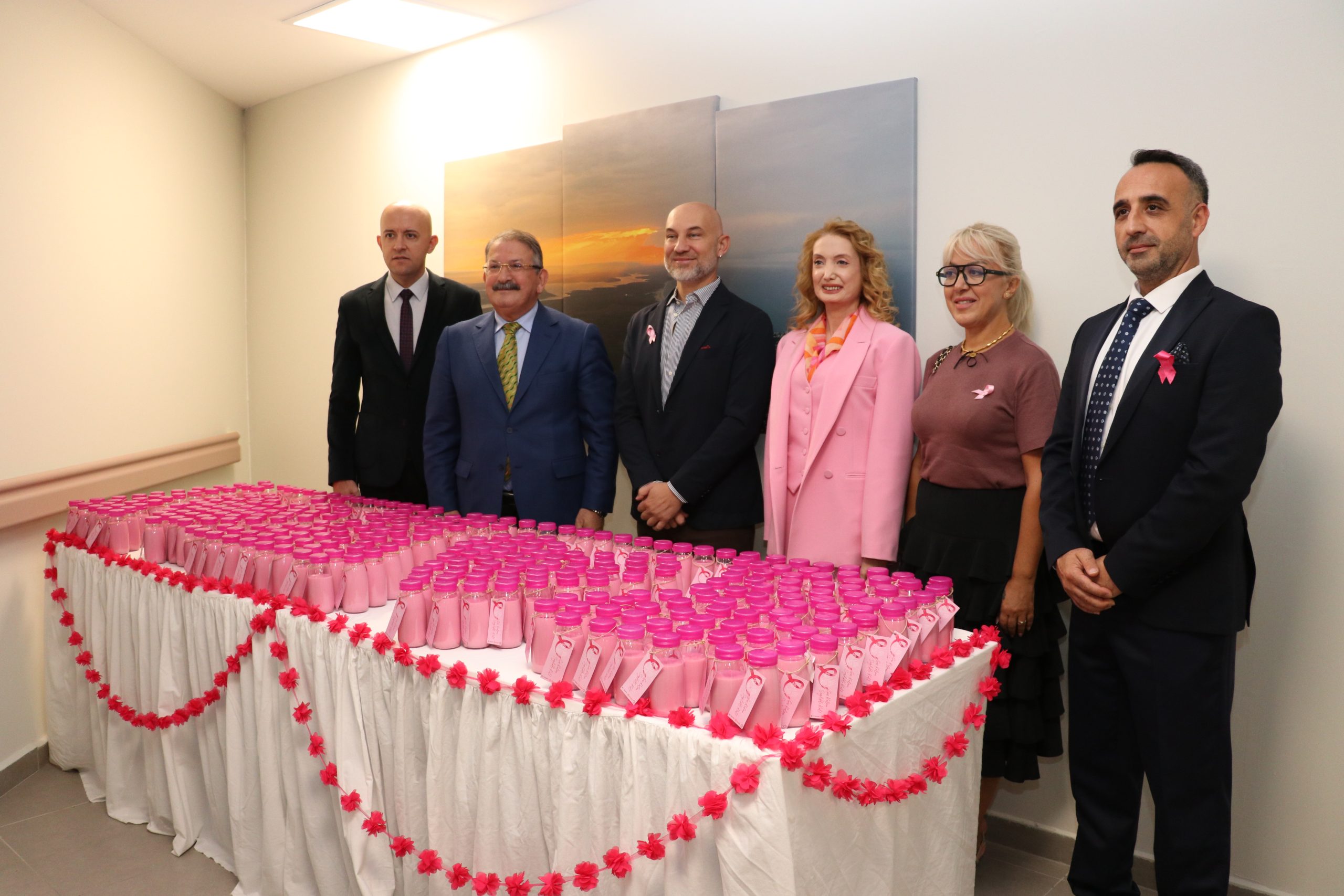 Antalya Şehir Hastanesi’nde düzenlenen etkinlikte, sağlıklı yaşam alışkanlıklarıyla meme kanseri