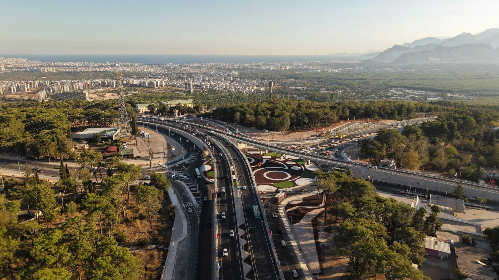 Bakan Uraloğlu, Antalya’da farklı seviyeli kavşaklar ve bölünmüş yollarla ulaşımda