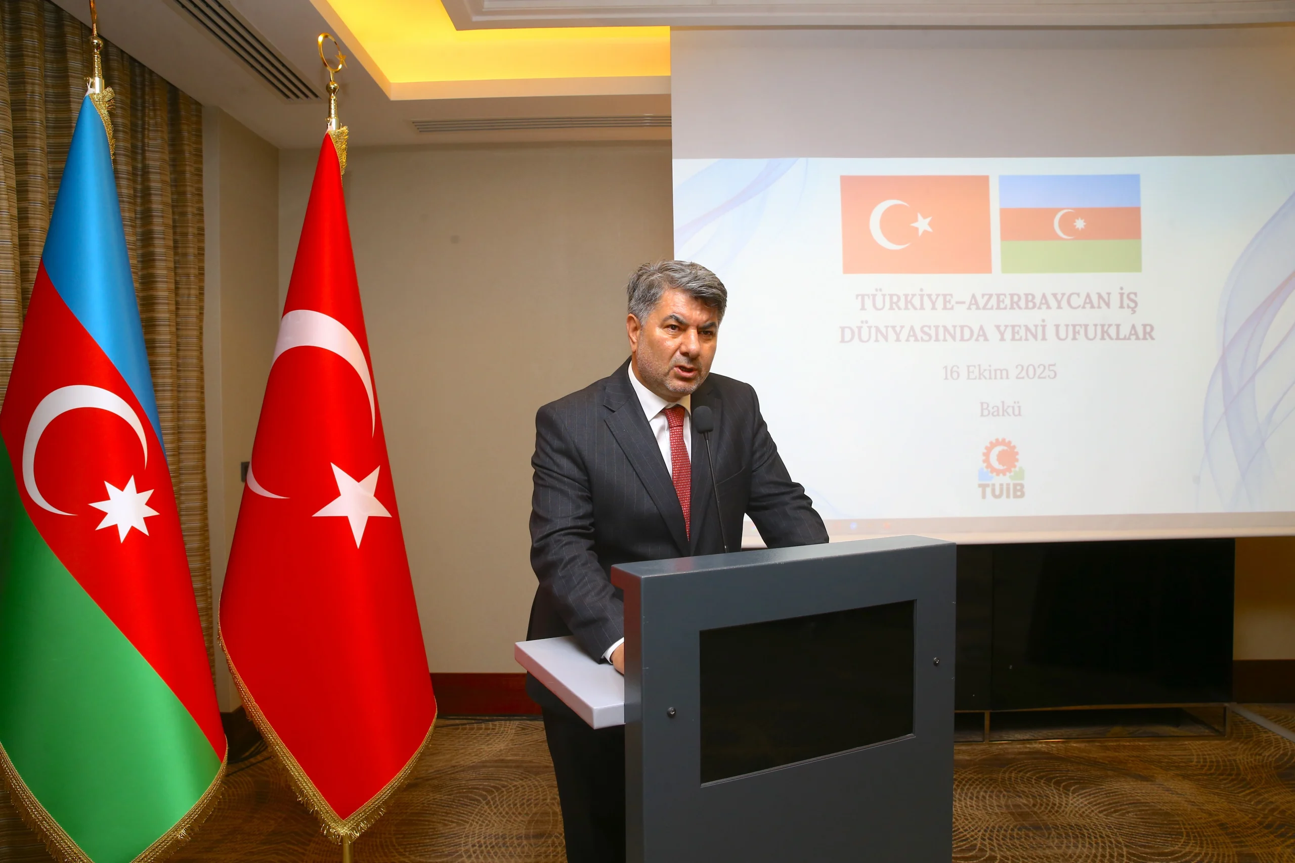 Azerbaycan’ın başkenti Bakü’de düzenlenen etkinlikte, Türk ve Azerbaycanlı iş insanları