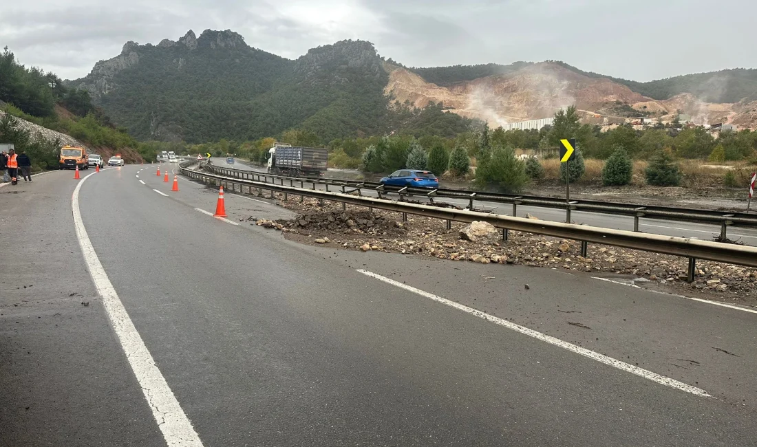 Bilecik’te Şiddetli Yağış Ulaşımı Aksattı Bilecik’te etkili olan sağanak yağış, Osmaneli-Sakarya kara yolunu sel nedeniyle