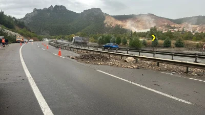 Bilecik’te etkili olan sağanak yağış, Osmaneli-Sakarya kara yolunu sel nedeniyle