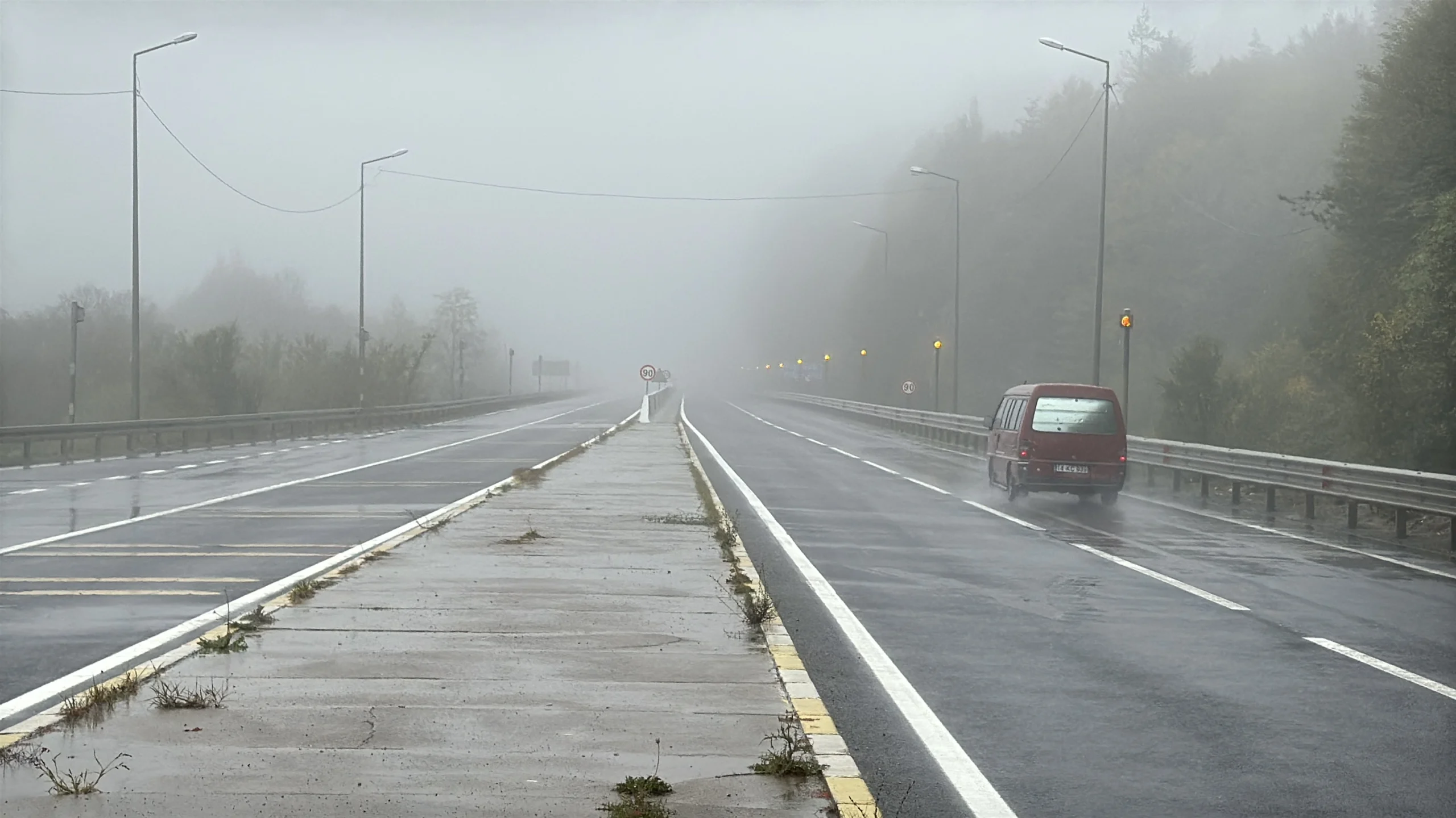 D-100 kara yolunun Bolu Dağı kesiminde sis ve sağanak nedeniyle