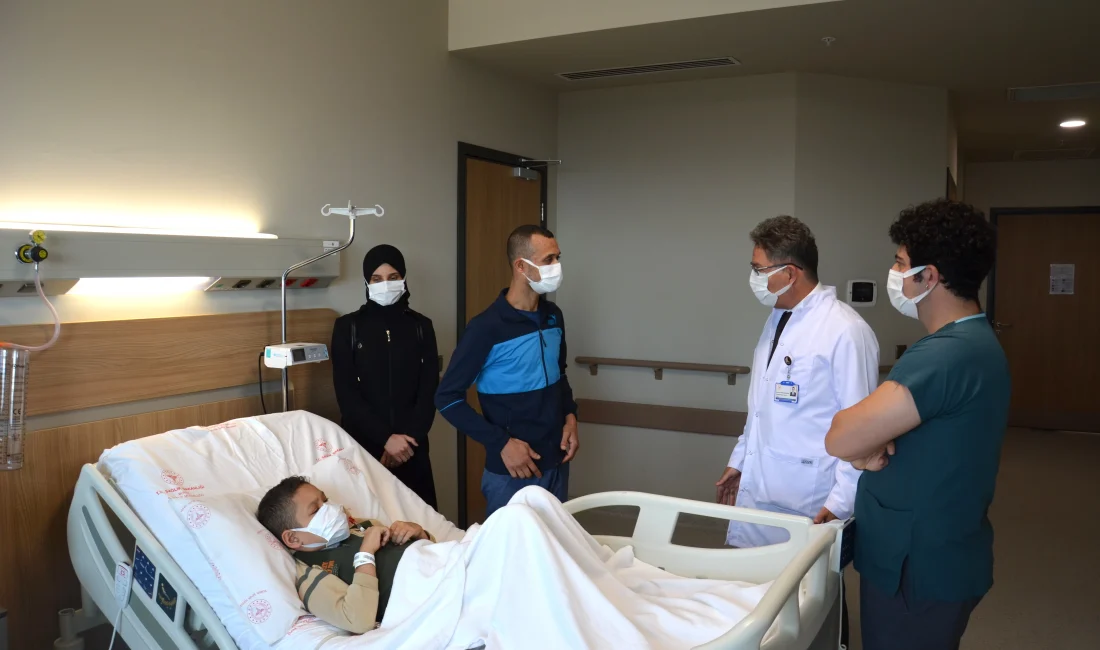 Bursa’da babasından yapılan böbrek nakliyle hayata tutunan 9 yaşındaki İdo,