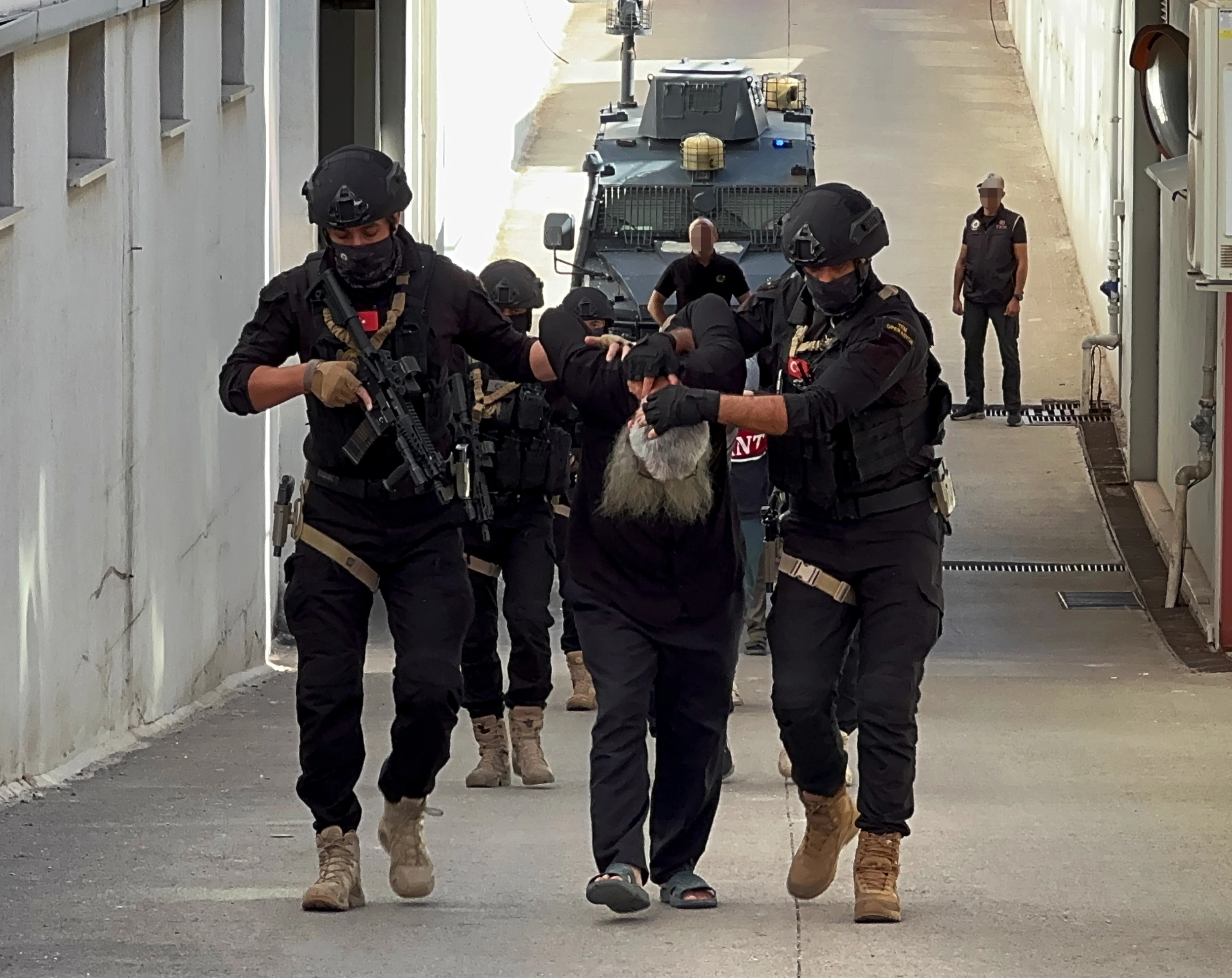İstanbul’da terör örgütü DEAŞ’a yönelik operasyonda 24 şüpheli tespit edildi,