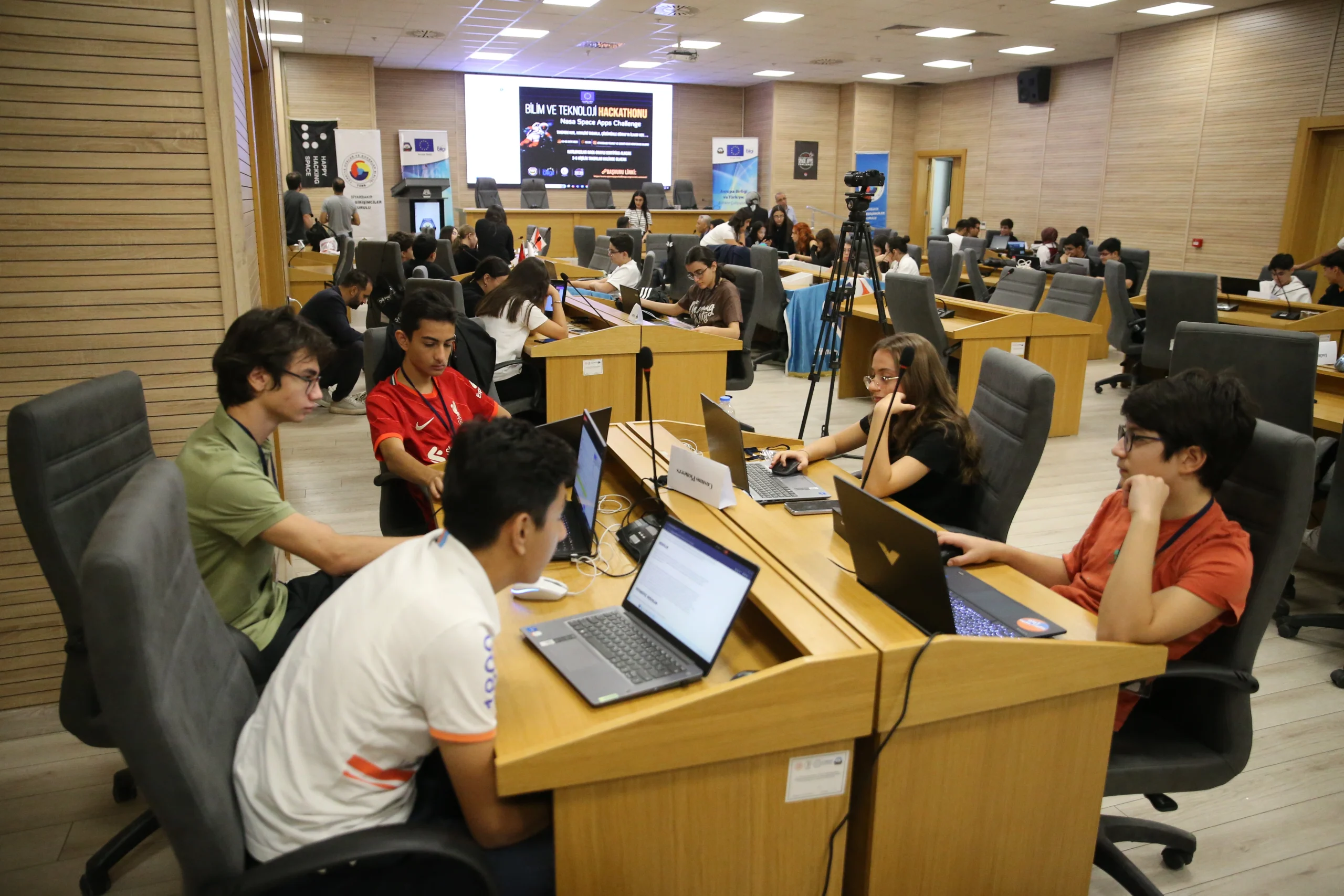 Diyarbakır’da düzenlenen NASA Space Apps Challenge kapsamında öğrenciler, uzay ve