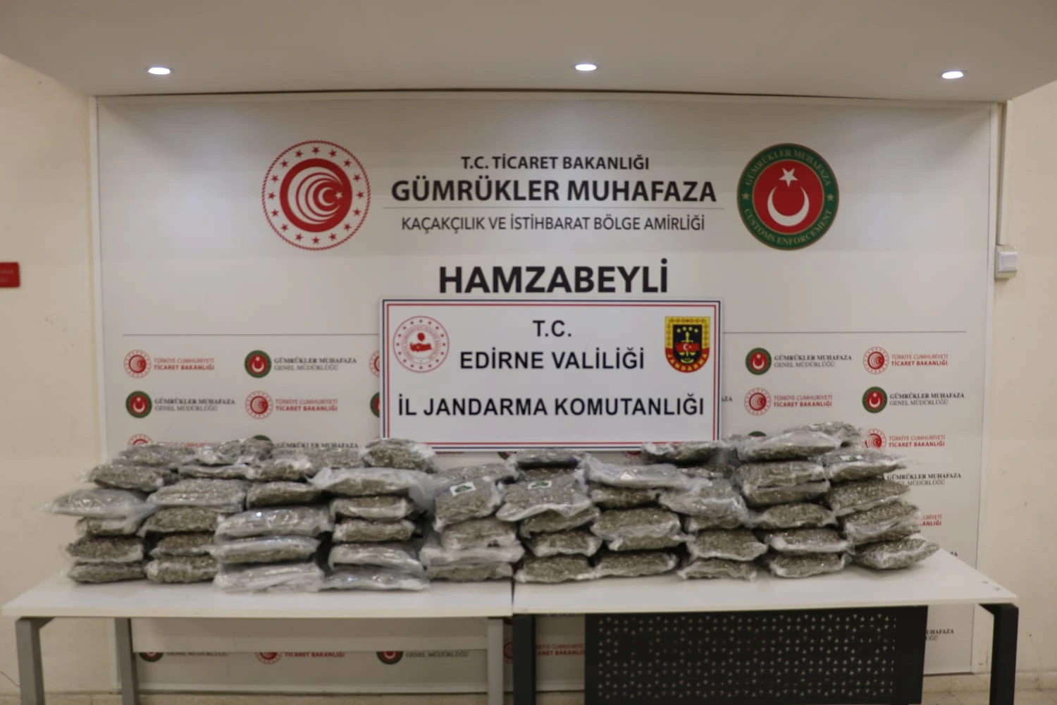 Hamzabeyli Gümrük Sahası’nda düzenlenen operasyonda 105 kilogram esrar ele geçirildi.