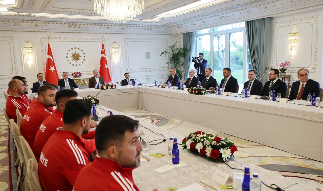 Cumhurbaşkanı Erdoğan, Türkiye Yağlı Güreş Ligi boy birincilerini kabul etti.