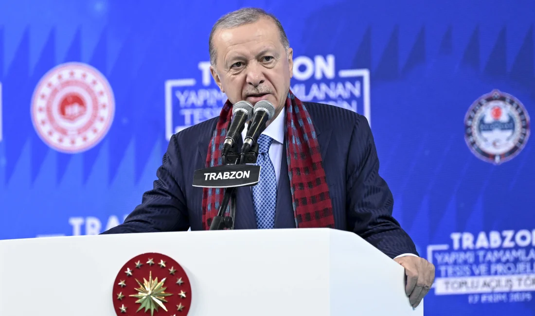 Cumhurbaşkanı Erdoğan’dan Trabzon’a Yeni Havalimanı ve 130 Projelik Yatırım Müjdesi Cumhurbaşkanı Erdoğan, Trabzon’da 13,5 milyar TL’lik yatırımı hizmete açarken, deniz