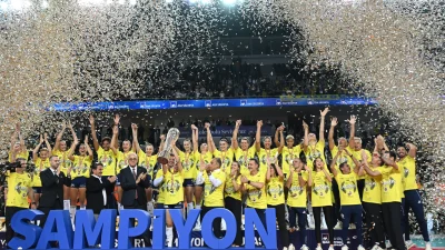 Kadınlar AXA Sigorta Şampiyonlar Kupası'nda VakıfBank’ı 3-2 mağlup eden Fenerbahçe,