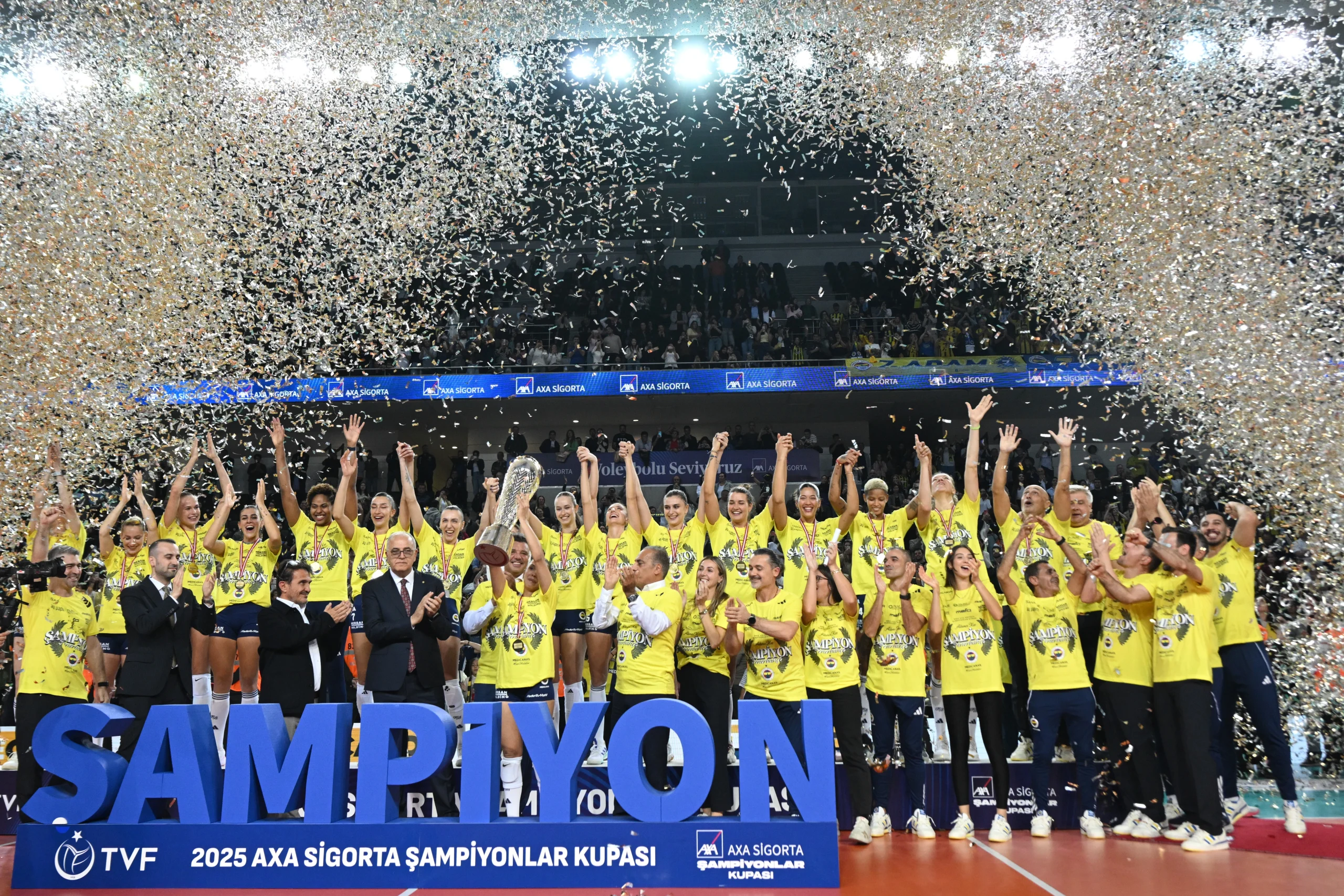 Kadınlar AXA Sigorta Şampiyonlar Kupası'nda VakıfBank’ı 3-2 mağlup eden Fenerbahçe,