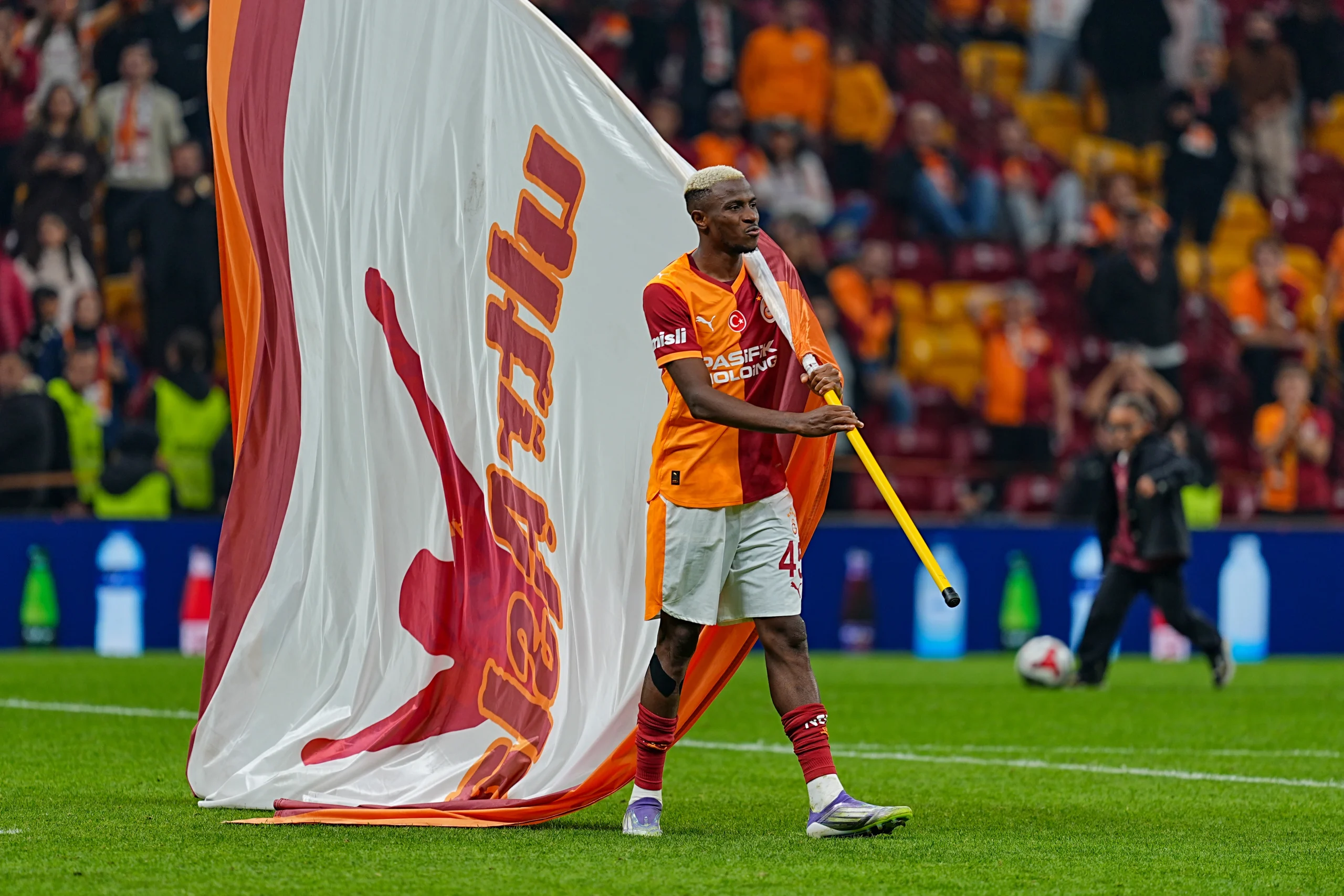 Süper Lig'de yoluna yenilgisiz devam eden Galatasaray, 10 kişi kalan