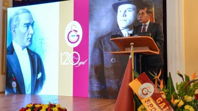 Galatasaray 120. Yaşını Coşkuyla Kutladı: “Bir Ulusun Gururu Olduk” Galatasaray, 120. kuruluş yıl dönümünü törenlerle kutladı. Başkan Özbek, “Galatasaray