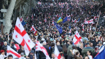 Gürcistan’daki muhalif gösteriler Cumhurbaşkanlığı Sarayı önünde sertleşti; polis, binaya izinsiz