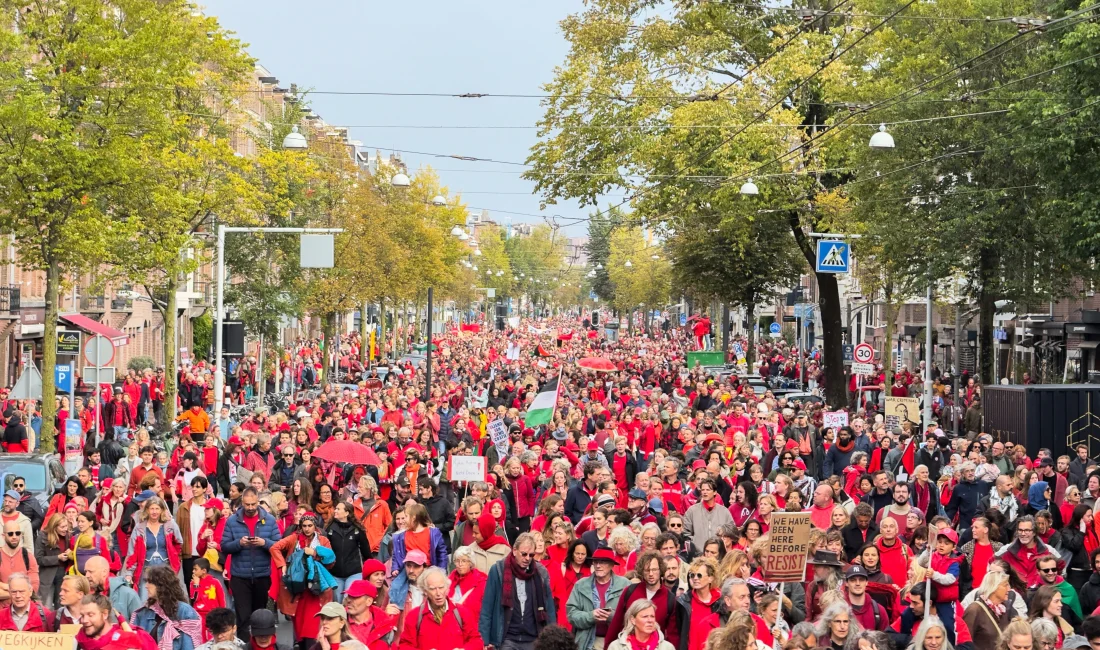 Hollanda'nın başkenti Amsterdam'da 250 bin kişi, hükümetin Gazze politikasını protesto