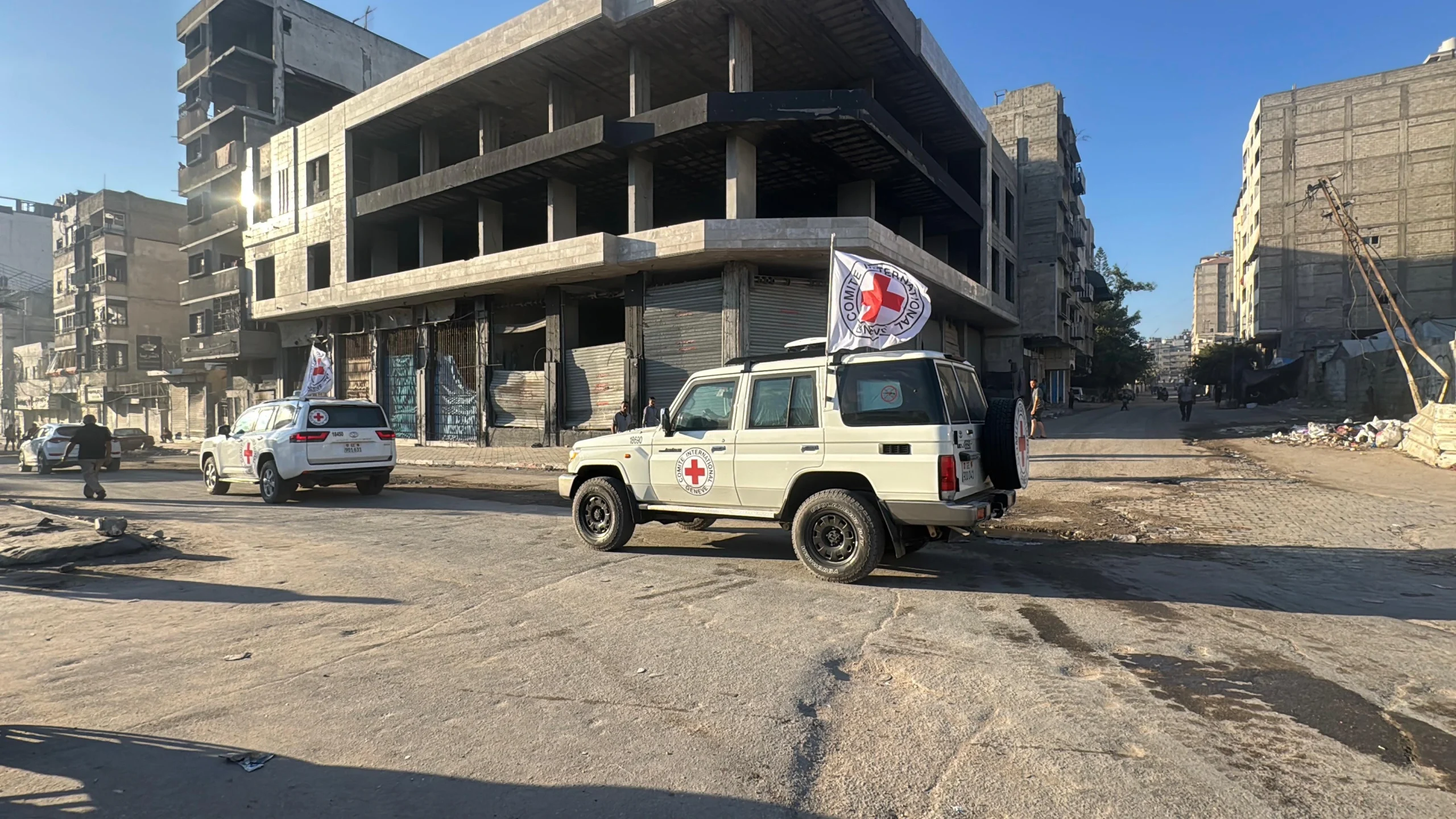 Hamas, Gazze'deki 20 İsrailli esirin ilk grubunu Kızılhaç’a teslim etti.