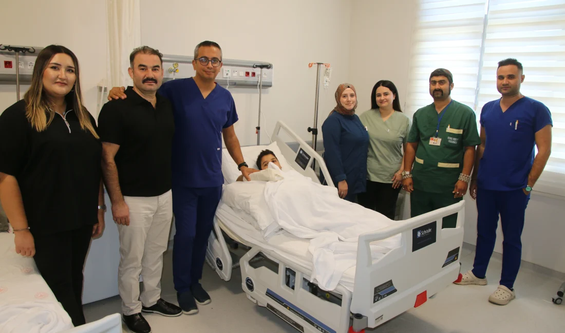 Makineye Sıkışan Parmakları Ameliyatla Kurtarıldı Hatay’da makineye elini kaptıran 13 yaşındaki çocuğun kopan parmakları, hızlı