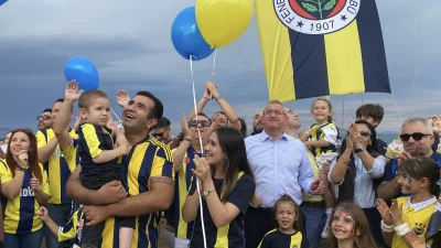 Hatay’da Kanseri Yenen Minik Fenerbahçeli İçin Sarı-Lacivert Balonlar Uçuruldu Hatay’da beyin kanserini yenen 3 yaşındaki Tamer Talha’nın hayali, sarı-lacivert