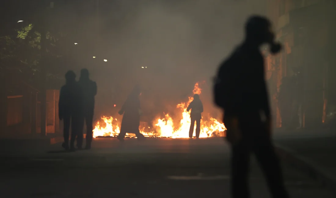 Gürcistan protestosunda arbede: 21 polis, 6 gösterici yaralandı Tiflis’te Cumhurbaşkanlığı Sarayı önünde yaşanan çatışmada onlarca kişi yaralandı; Başbakan