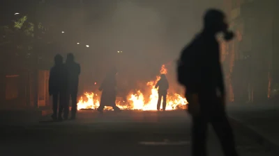 Tiflis’te Cumhurbaşkanlığı Sarayı önünde yaşanan çatışmada onlarca kişi yaralandı; Başbakan