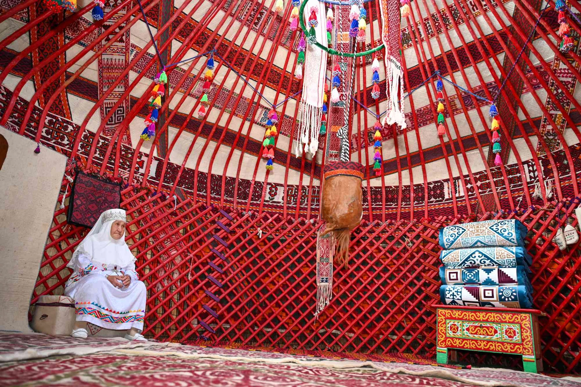 Kazakistan’ın Aktau kentinden TÜRKSOY’a hediye edilen 7 kanatlı Kazak Yurt