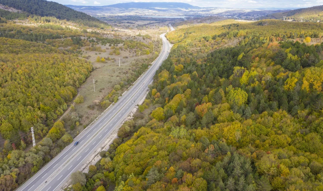 Bolu Dağı’nda sonbahar şöleni: Sürücüler renk cümbüşü içinde yol alıyor Bolu Dağı geçişinde ağaçlar sarı, turuncu ve kırmızının tonlarına bürünürken,