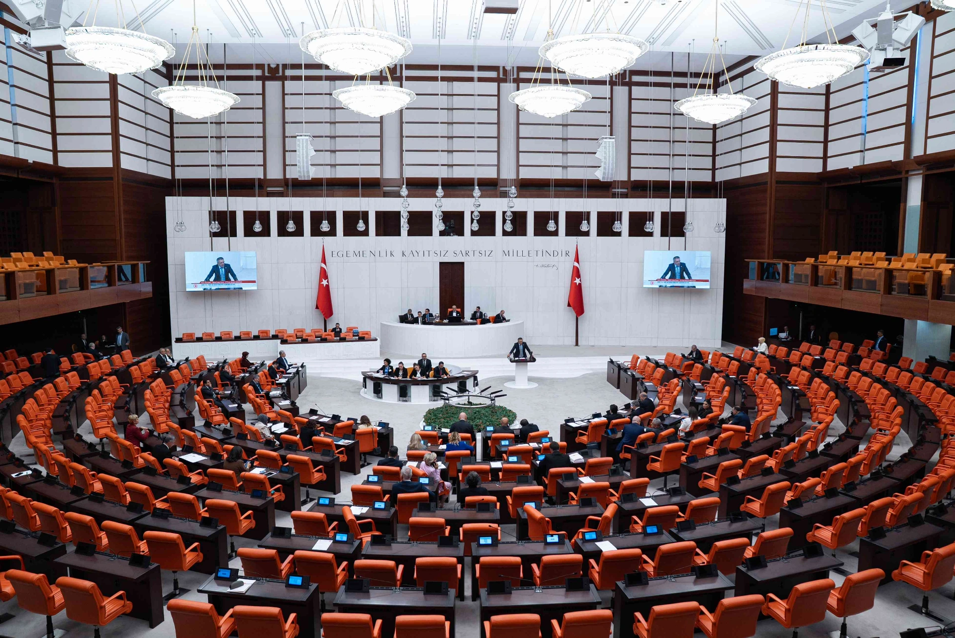 AK Parti Grup Başkanvekili Leyla Şahin Usta ve MHP’li Erkan