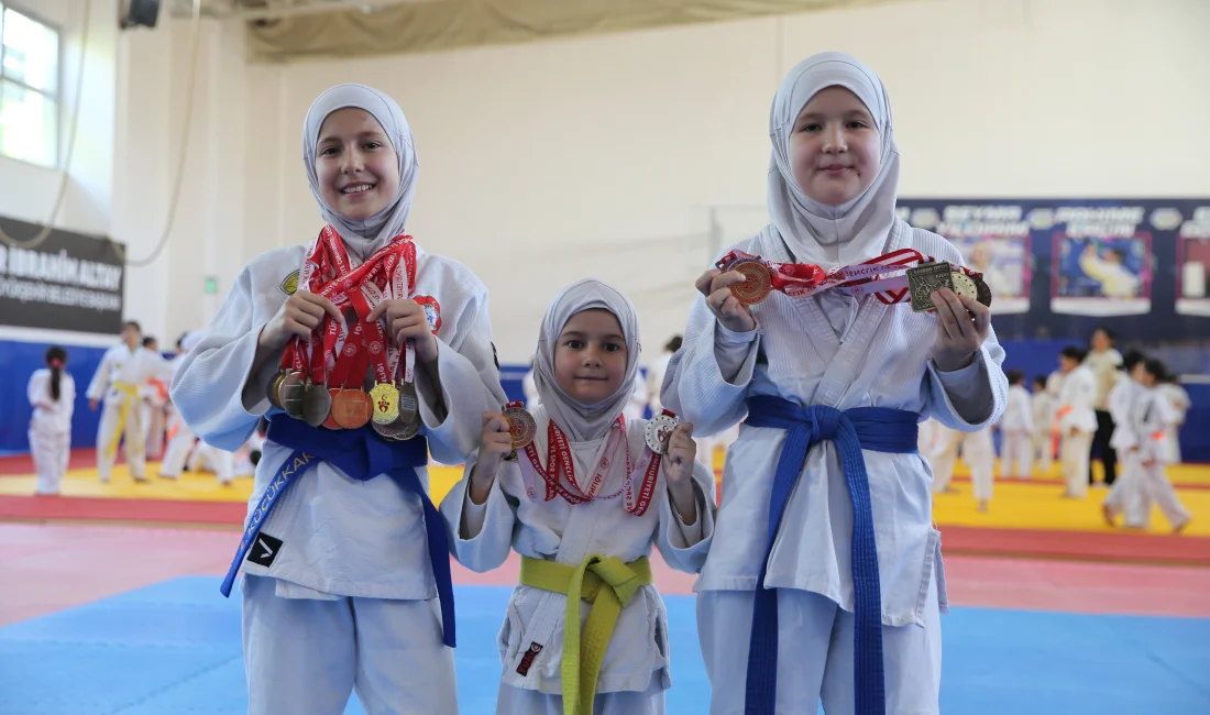 Konya’da yaşayan Emilia, Khaiya ve Emine Elif Küçükkaraca kardeşler, judo