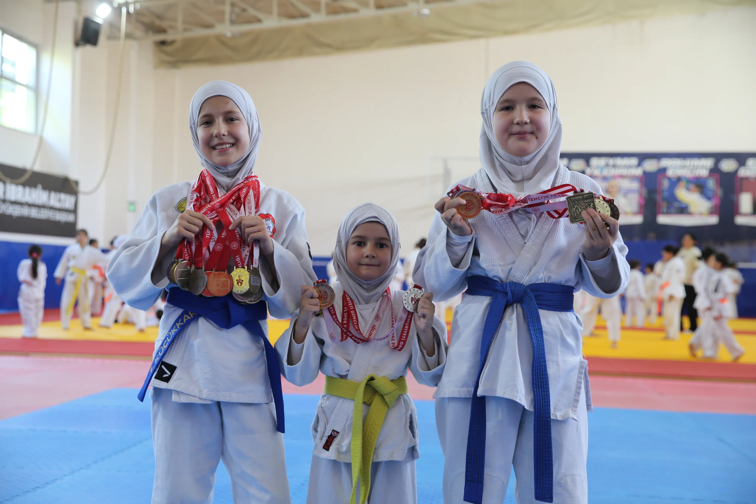 Konya’da yaşayan Emilia, Khaiya ve Emine Elif Küçükkaraca kardeşler, judo