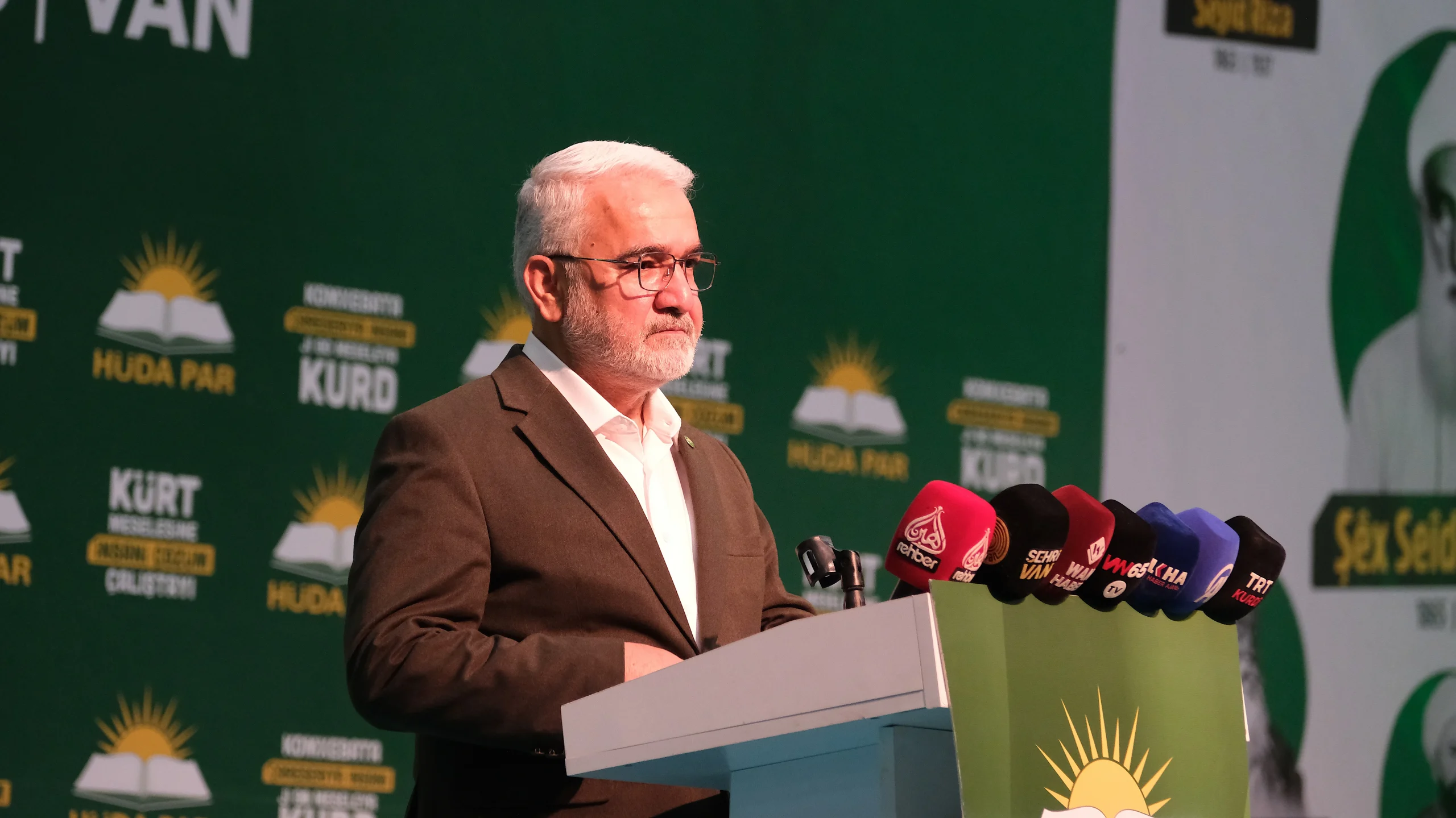 Van'da düzenlenen "Kürt Meselesine İnsani Çözüm Çalıştayı"nda, çözüm için Meclis