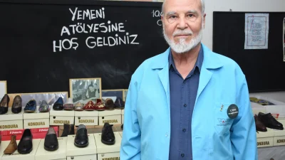 Ahmet Sağkaya, 74 yıllık ayakkabıcılık tecrübesini gönüllü olarak kadın kursiyerlere
