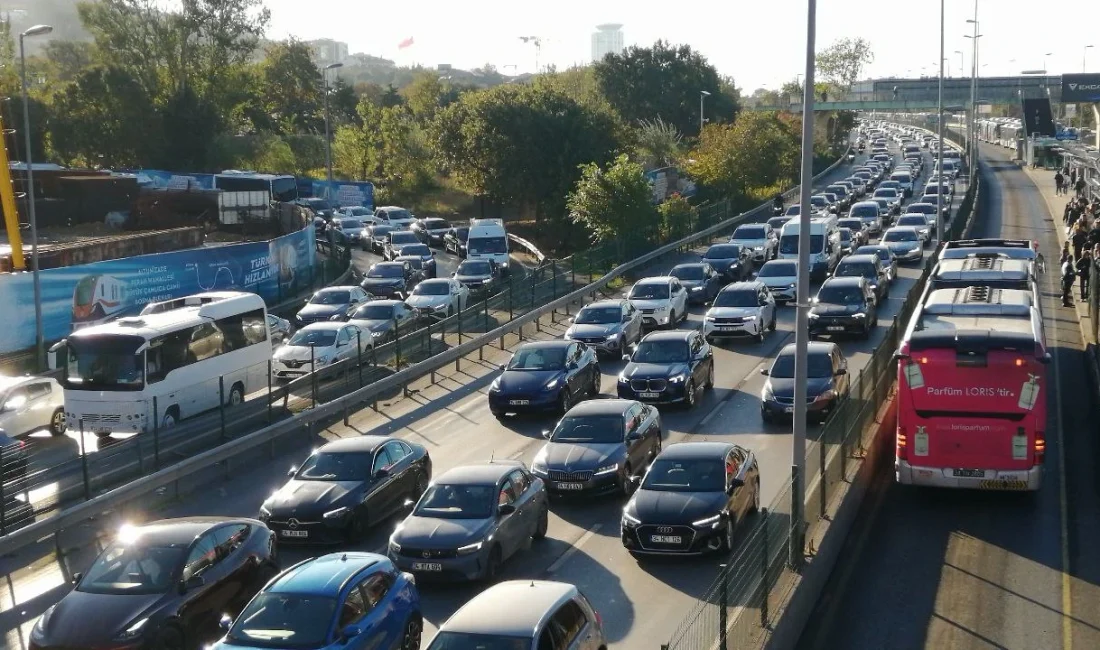 Kara Yollarında Onarım ve Bakım Çalışmaları Sürüyor Karayollarında süren çalışmalar nedeniyle bazı yollar trafiğe kapatıldı, ulaşım kontrollü