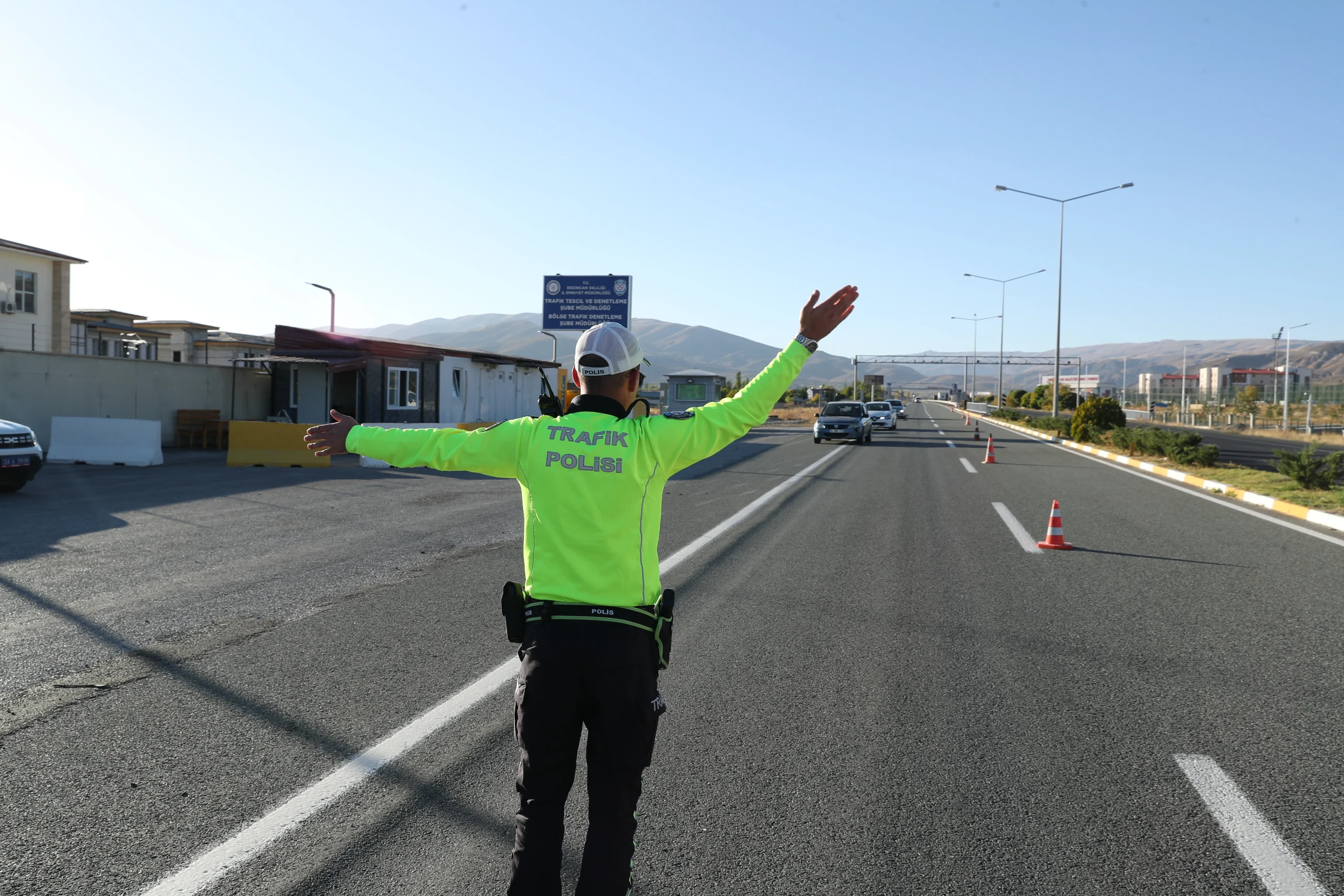 Karayolları Genel Müdürlüğü, ülke genelindeki bazı yol kesimlerinde süren çalışmalar