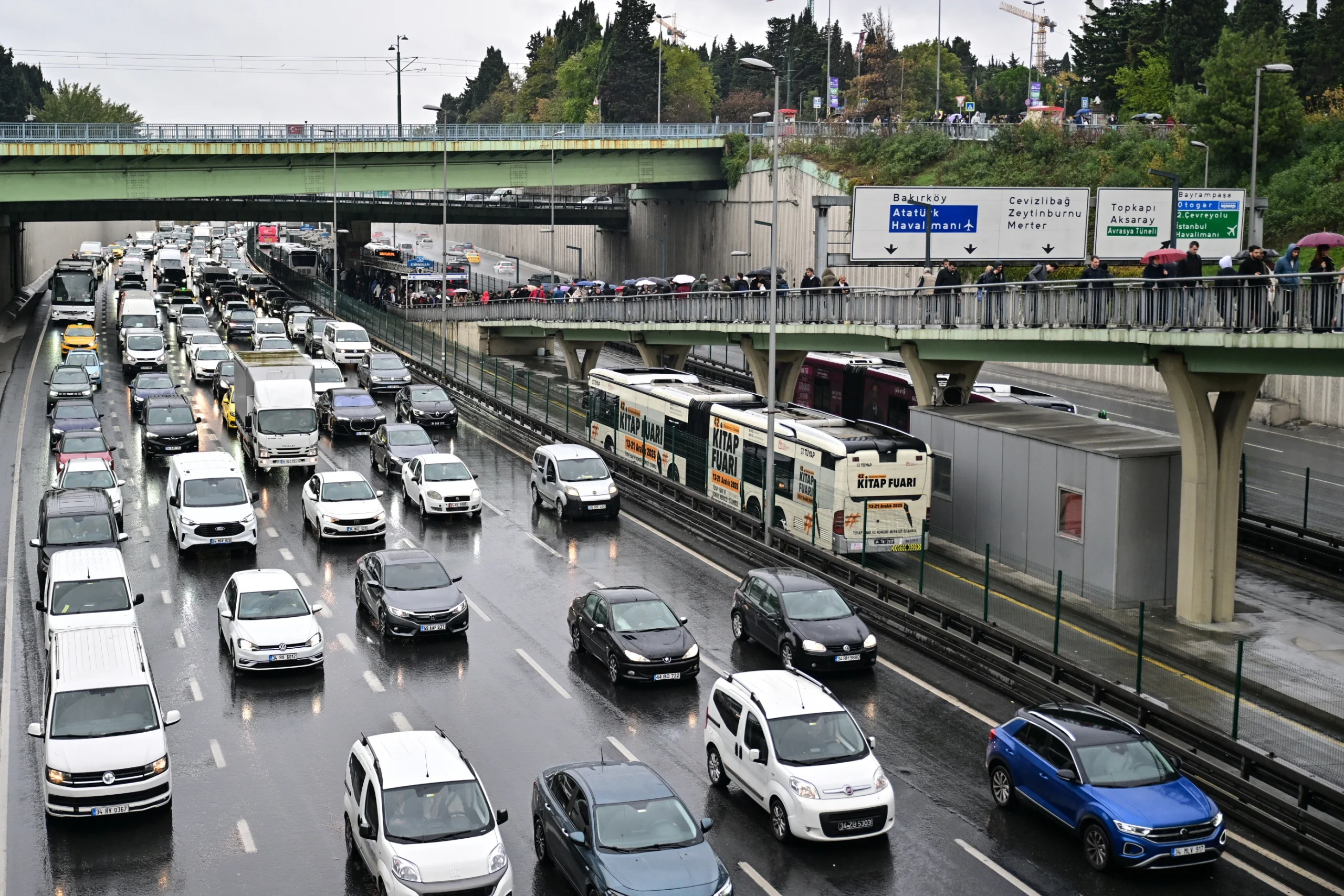 Karayollarında süren bakım ve onarım çalışmaları nedeniyle birçok güzergahta trafiğe