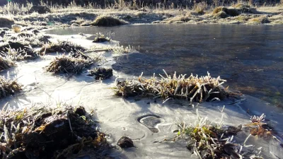 Kars’ın Sarıkamış ilçesinde soğuk hava hayatı etkiliyor. Araç camları buz